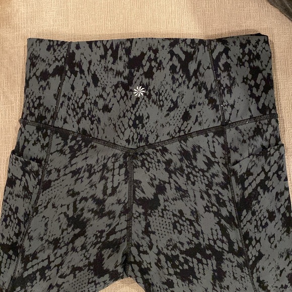 ATHLETA Salutation Stash Pocket Python Black Printed 7/8 Tight - Picture 4 of 6